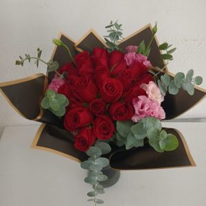 Bouquet de rosas con lisianthus