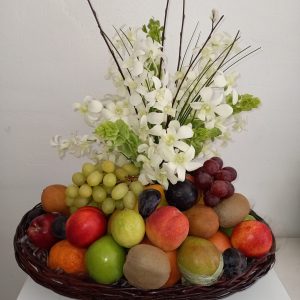 Canasta frutal con orquídea